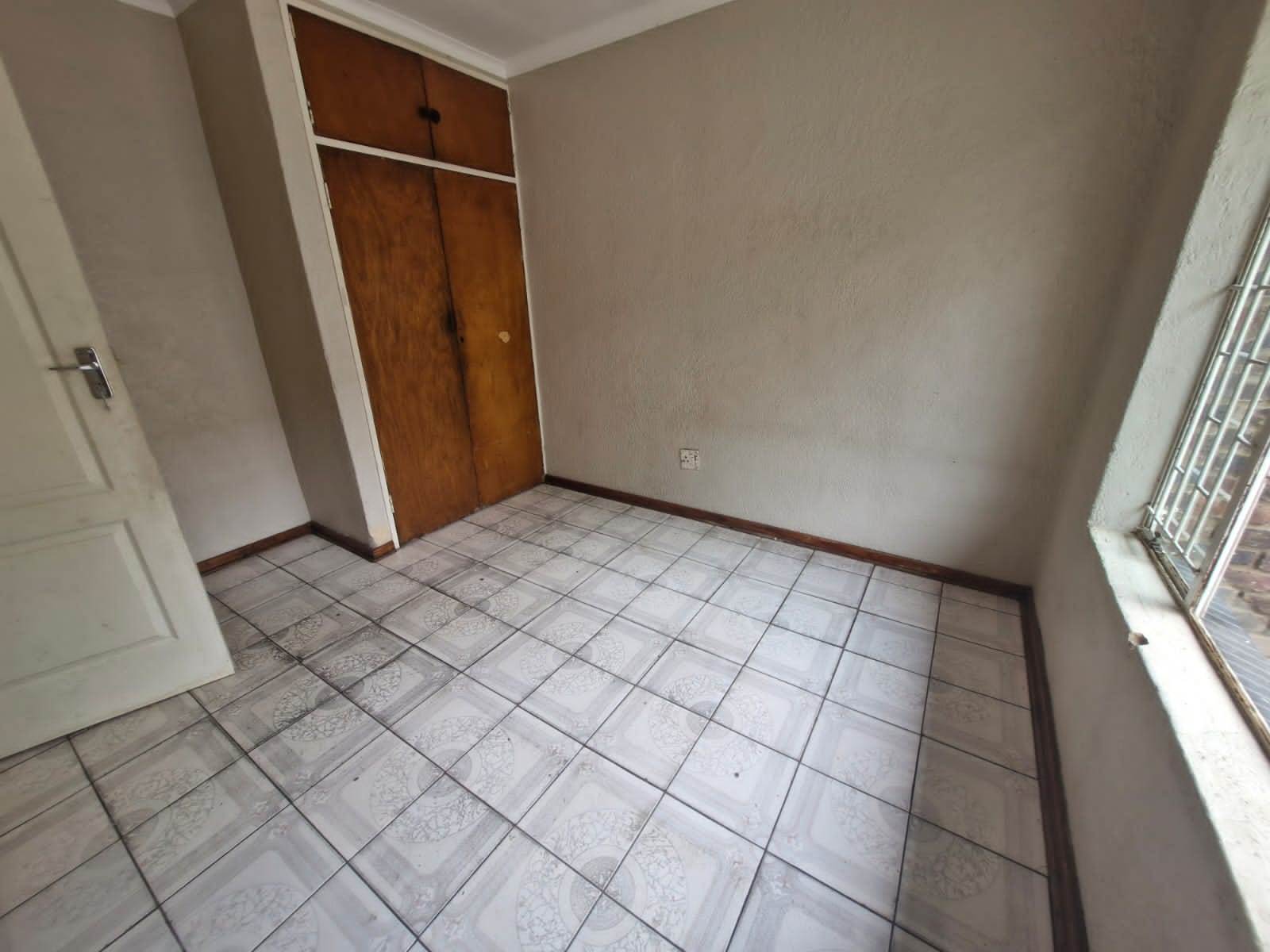 2 Bed Flat in Rustenburg Central photo number 11