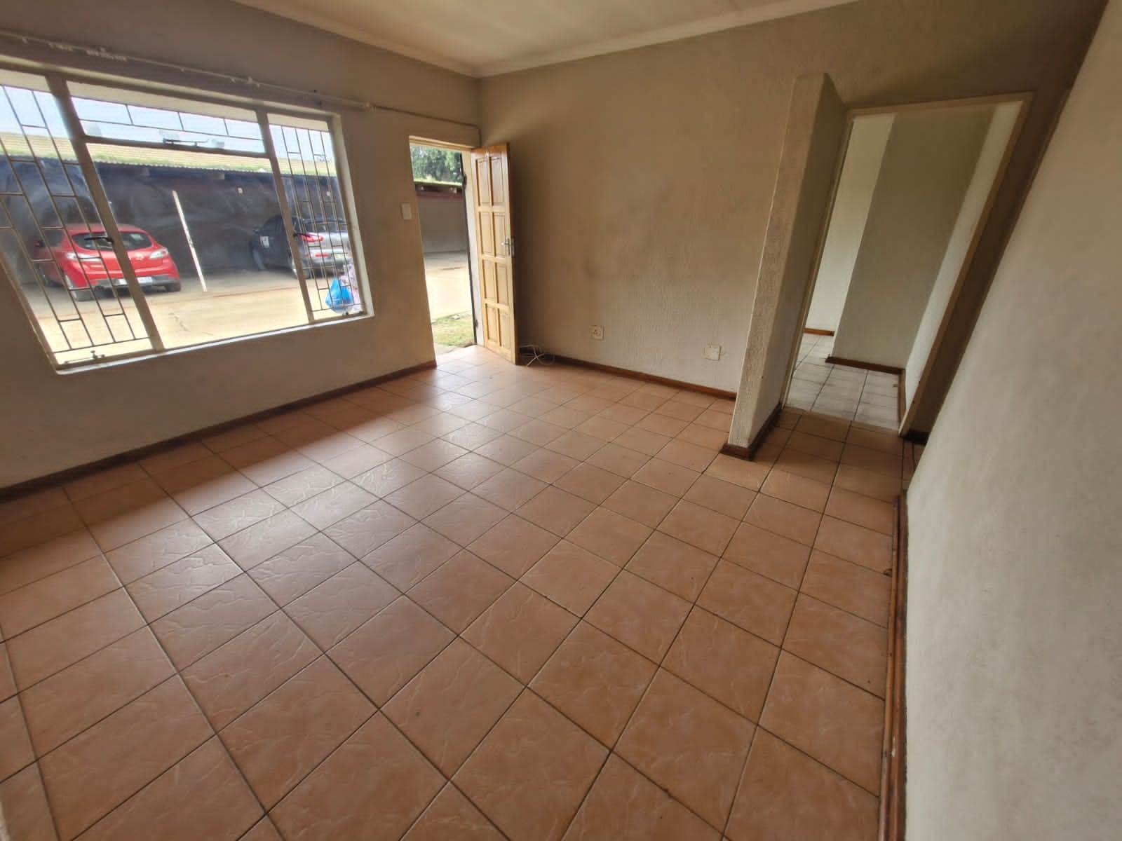2 Bed Flat in Rustenburg Central photo number 10