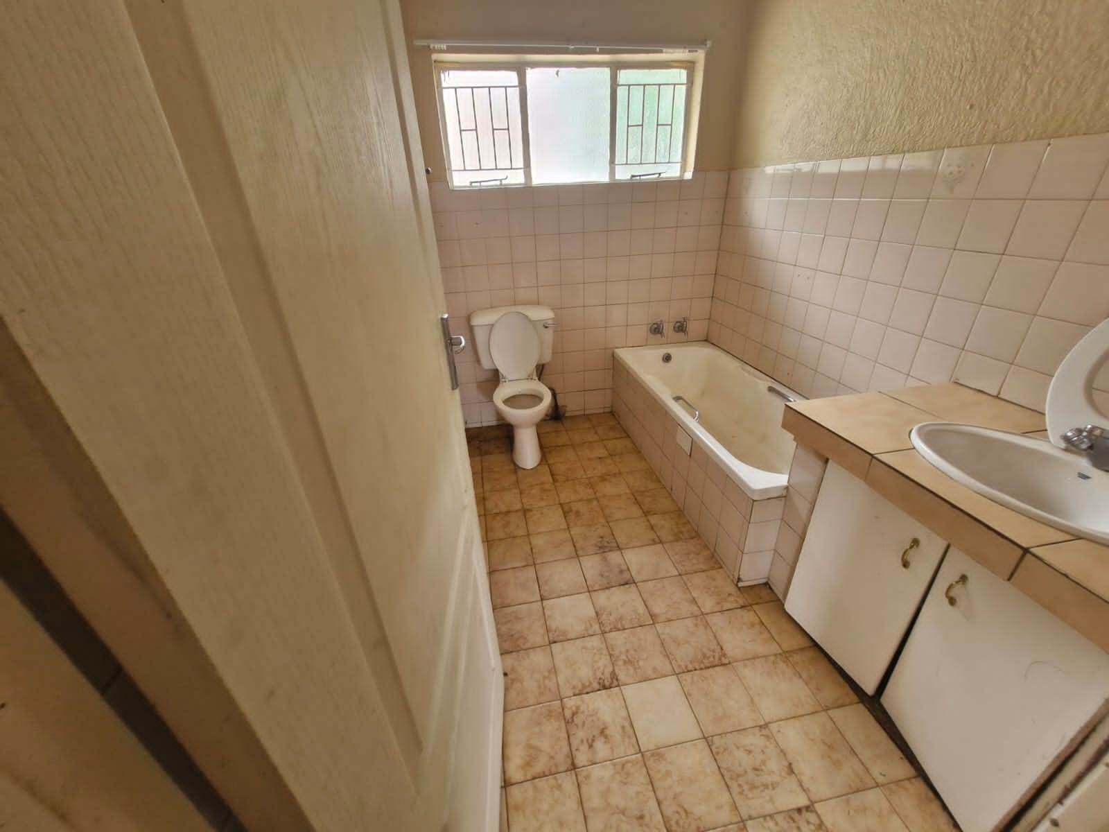 2 Bed Flat in Rustenburg Central photo number 6