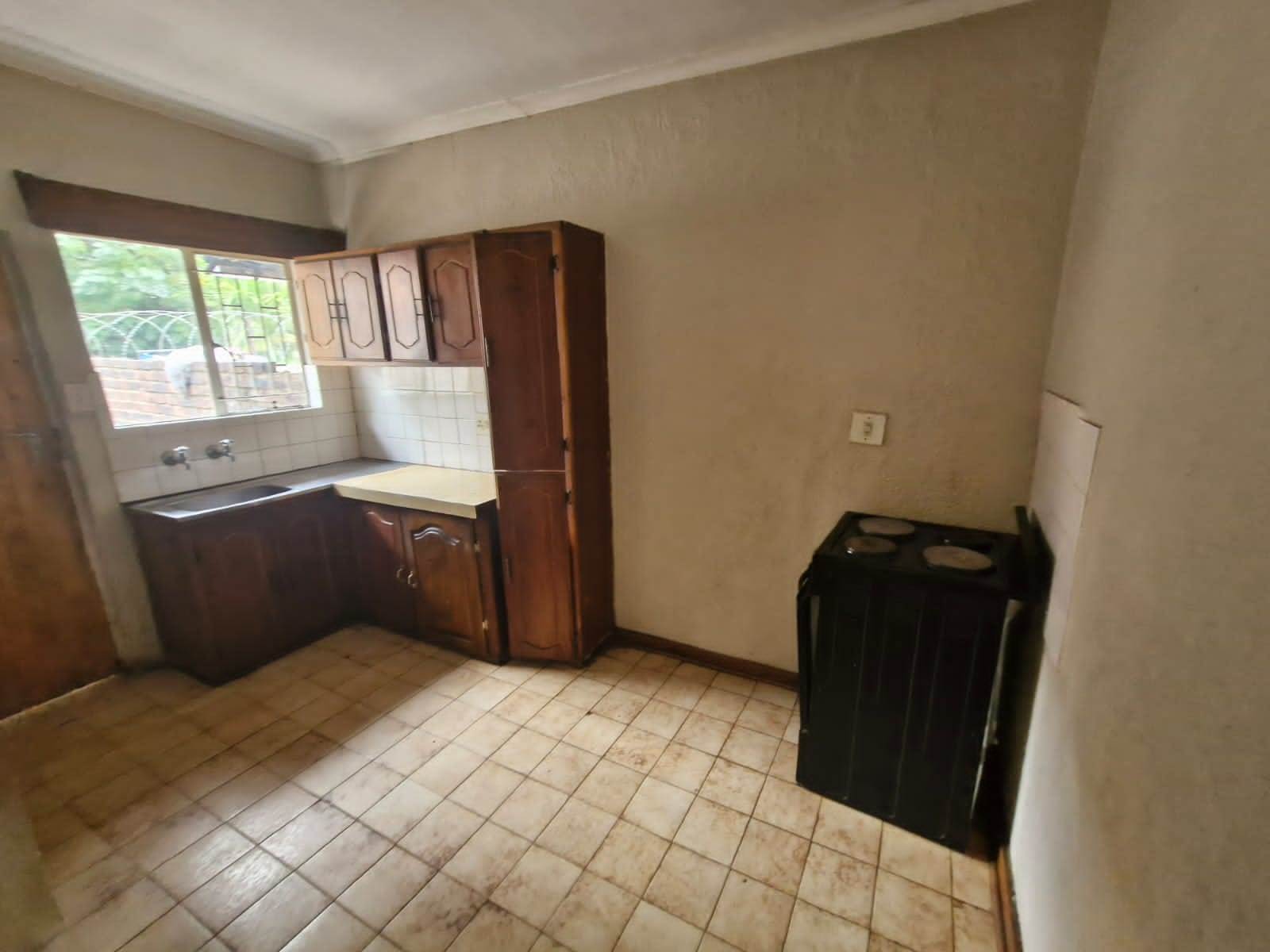 2 Bed Flat in Rustenburg Central photo number 5