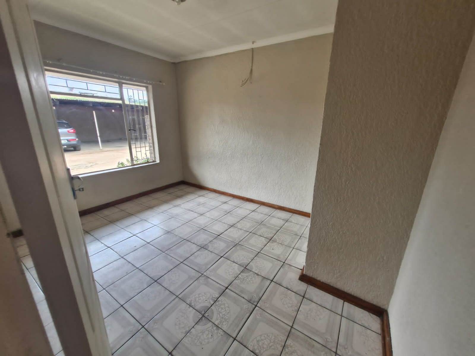 2 Bed Flat in Rustenburg Central photo number 8
