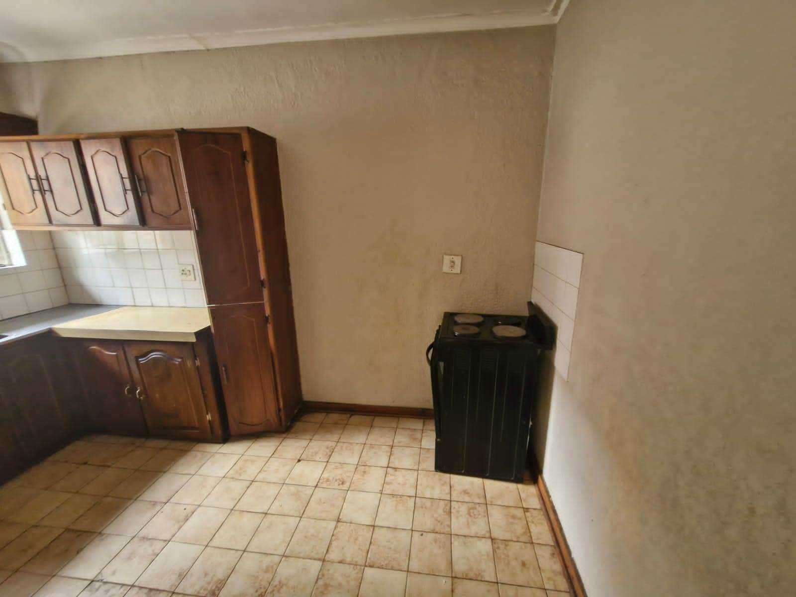 2 Bed Flat in Rustenburg Central photo number 4