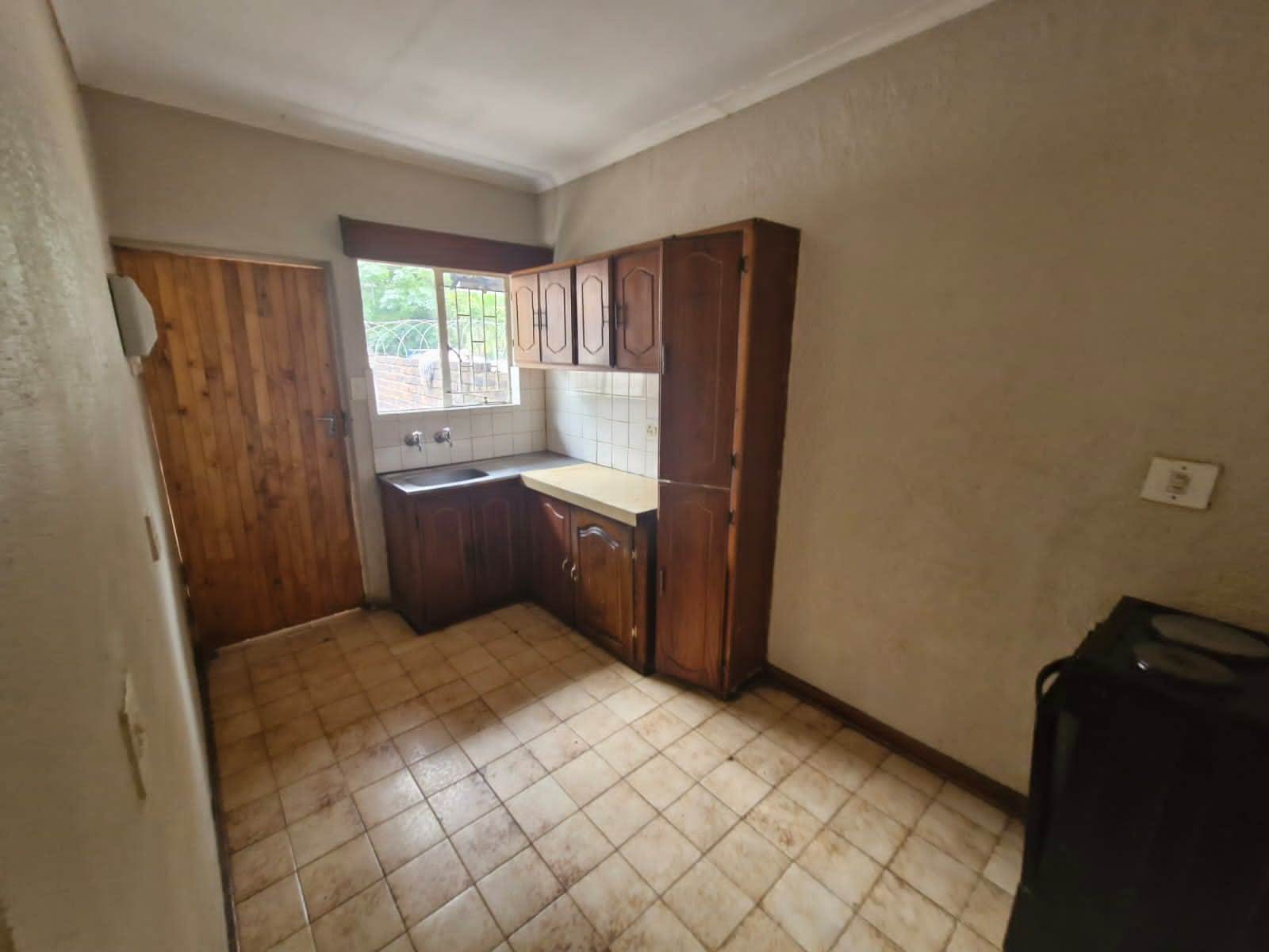 2 Bed Flat in Rustenburg Central photo number 3