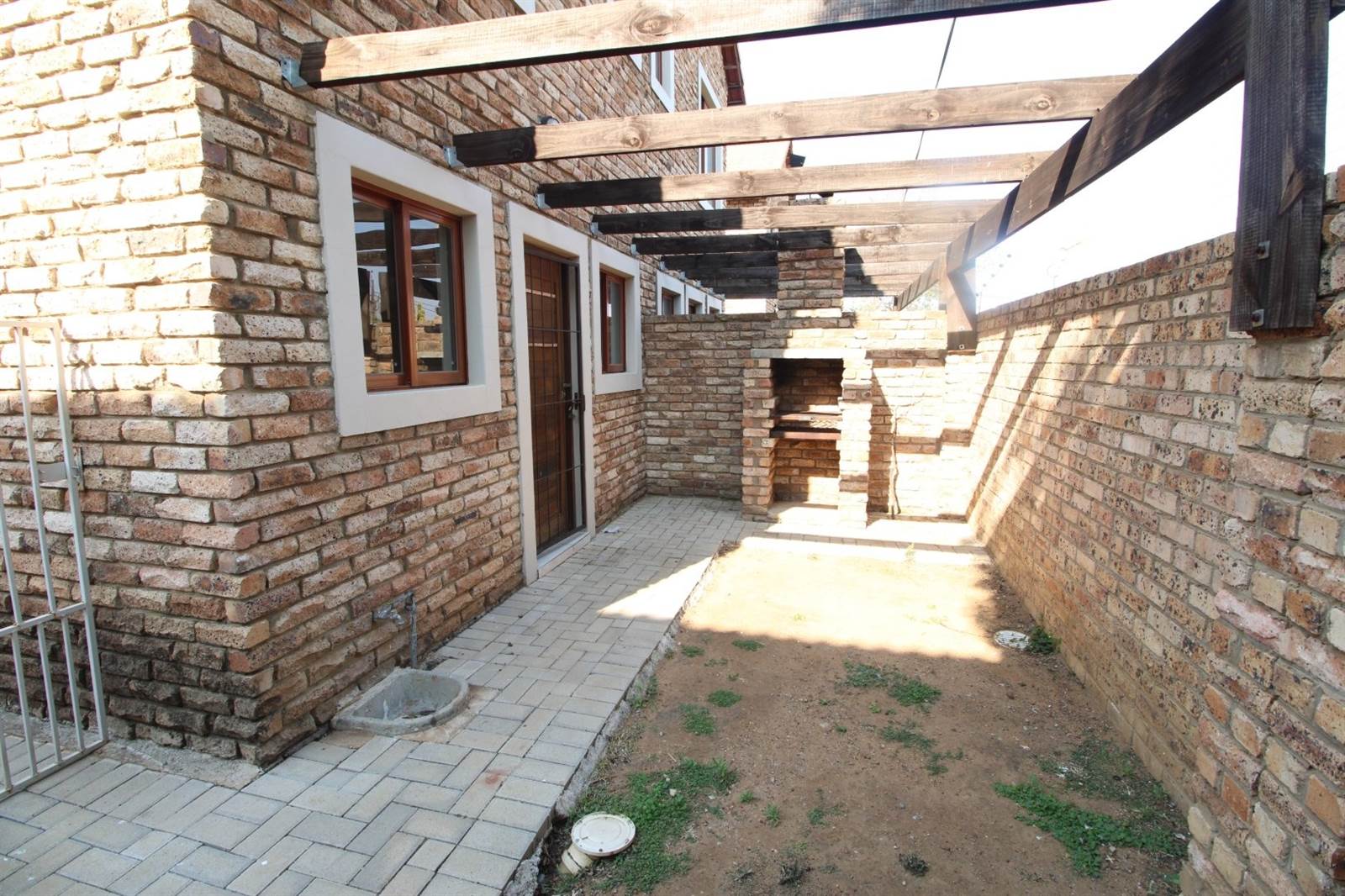 2 Bed Apartment in Potchefstroom Central photo number 4