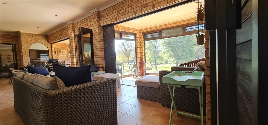 4 Bed House in Buffelspoort photo number 14
