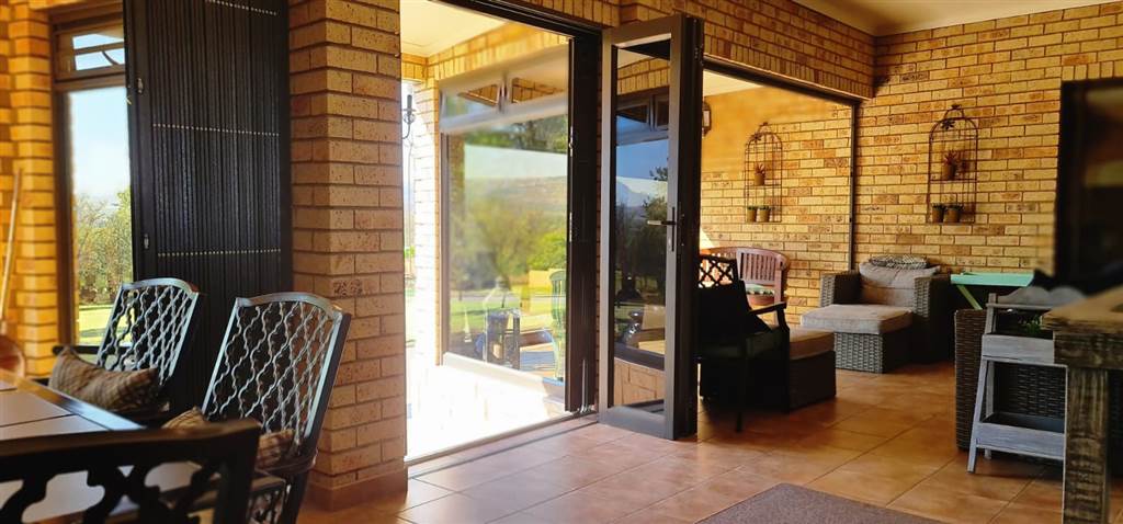 4 Bed House in Buffelspoort photo number 17