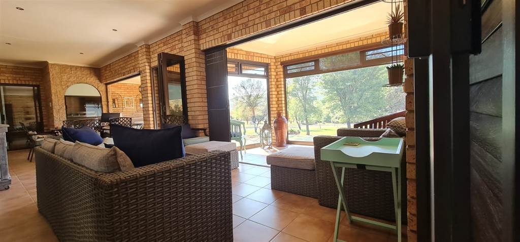 4 Bed House in Buffelspoort photo number 13