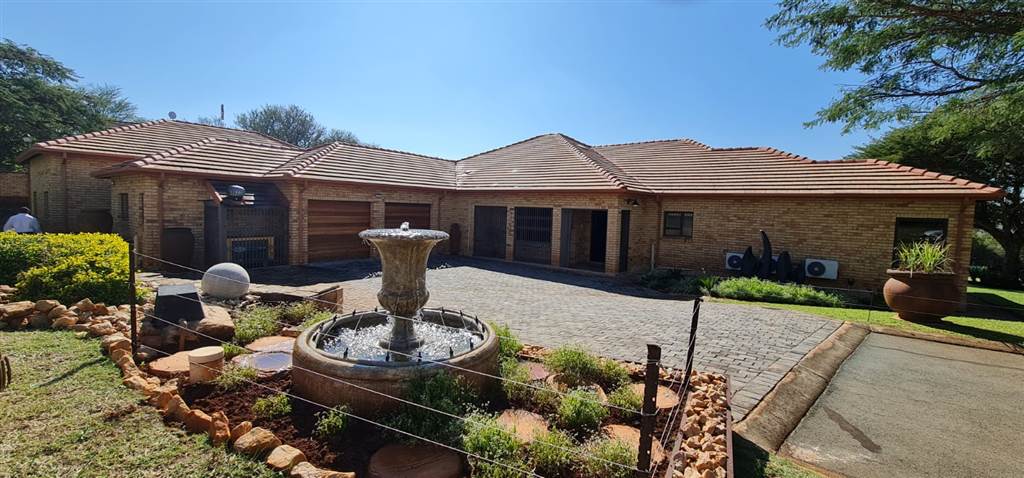 4 Bed House in Buffelspoort photo number 8
