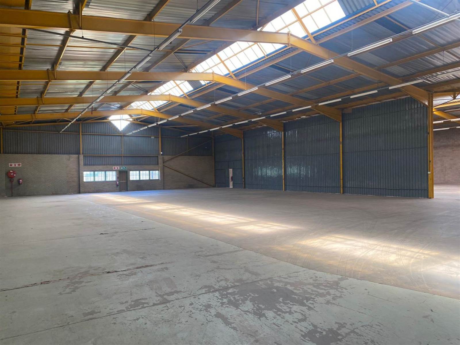 1053  m² Industrial space in Robertville photo number 1