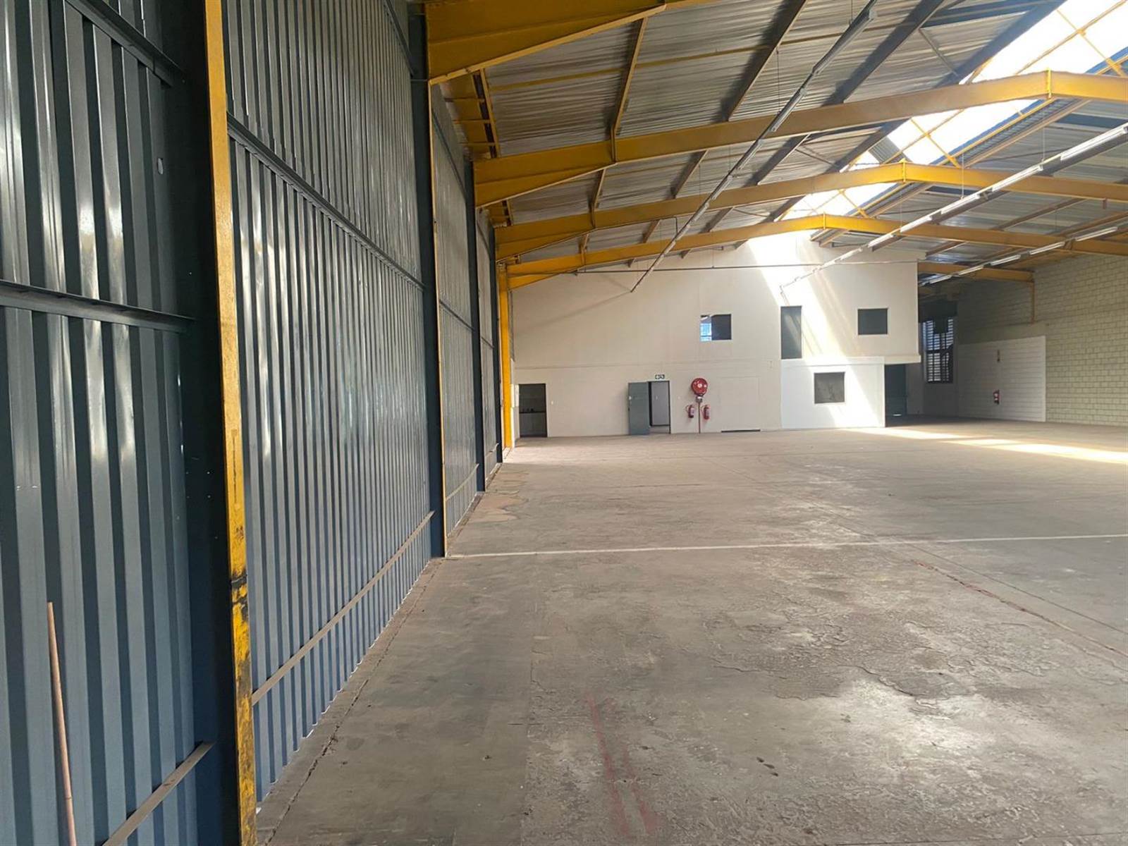 1053  m² Industrial space in Robertville photo number 2