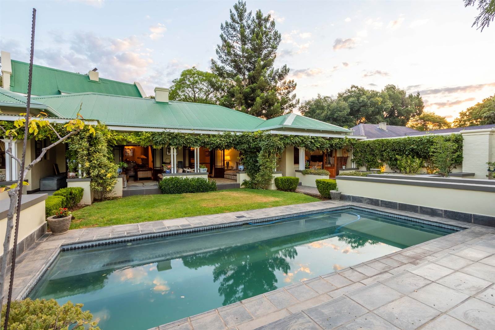 5 Bed House in Parktown North photo number 2