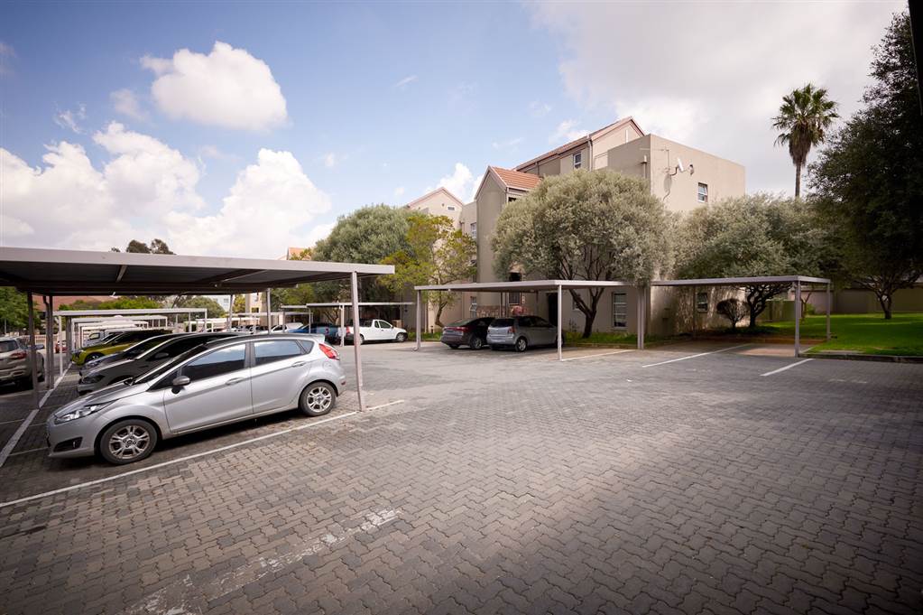 2 Bed Apartment in Sunninghill photo number 15