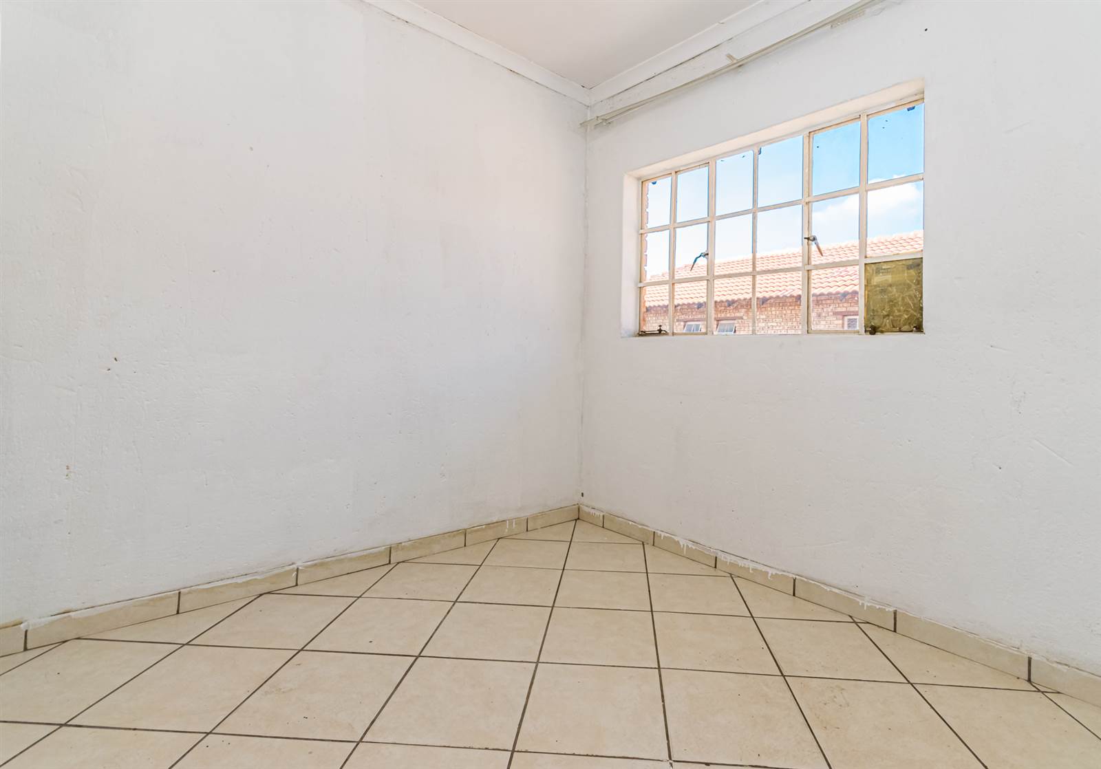 1 Bed Apartment in Randfontein Central photo number 3
