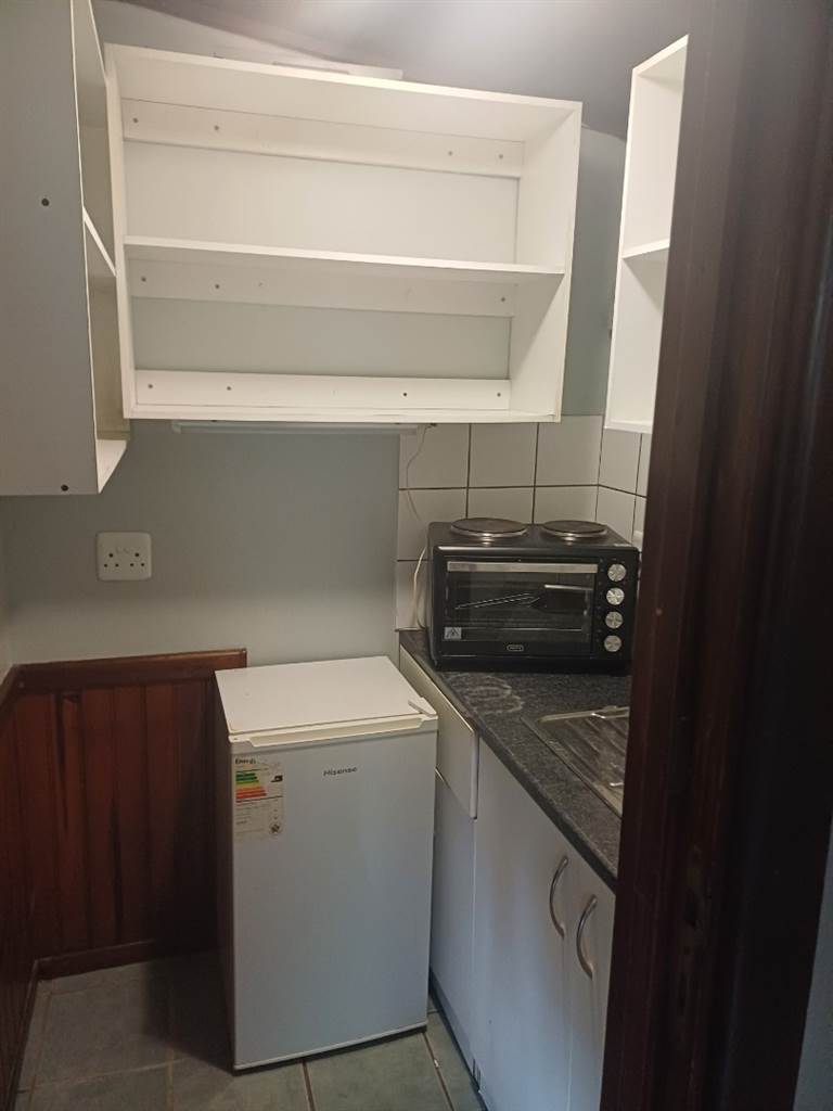 1 Bed Apartment in Grahamstown Central photo number 9
