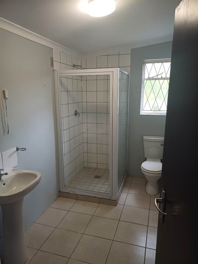 1 Bed Apartment in Grahamstown Central photo number 12