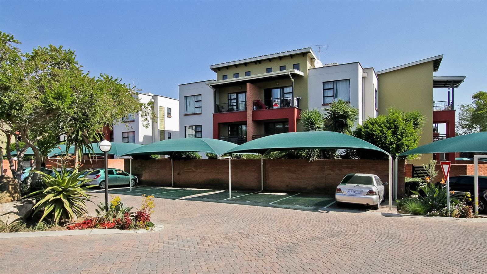 2 Bed Townhouse in Fourways photo number 8