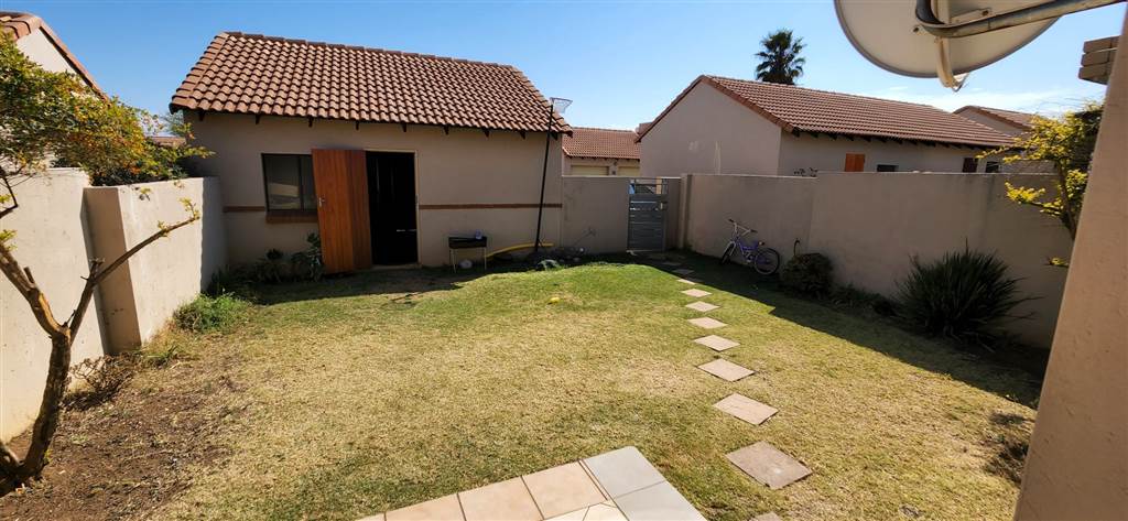 2 Bed Townhouse in Mooikloof Equestrian Estate photo number 4