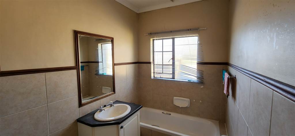 2 Bed Townhouse in Mooikloof Equestrian Estate photo number 10