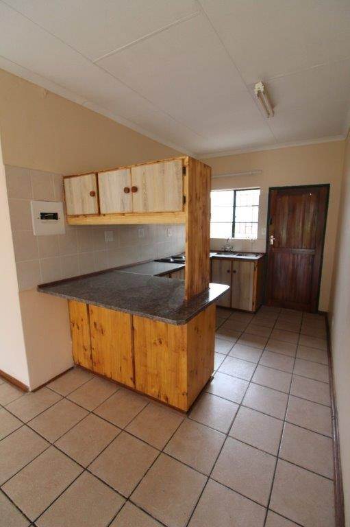 8 Bed House in Modimolle photo number 4