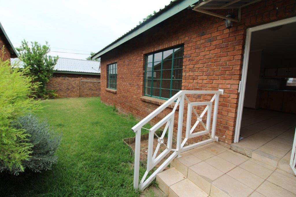 8 Bed House in Modimolle photo number 2
