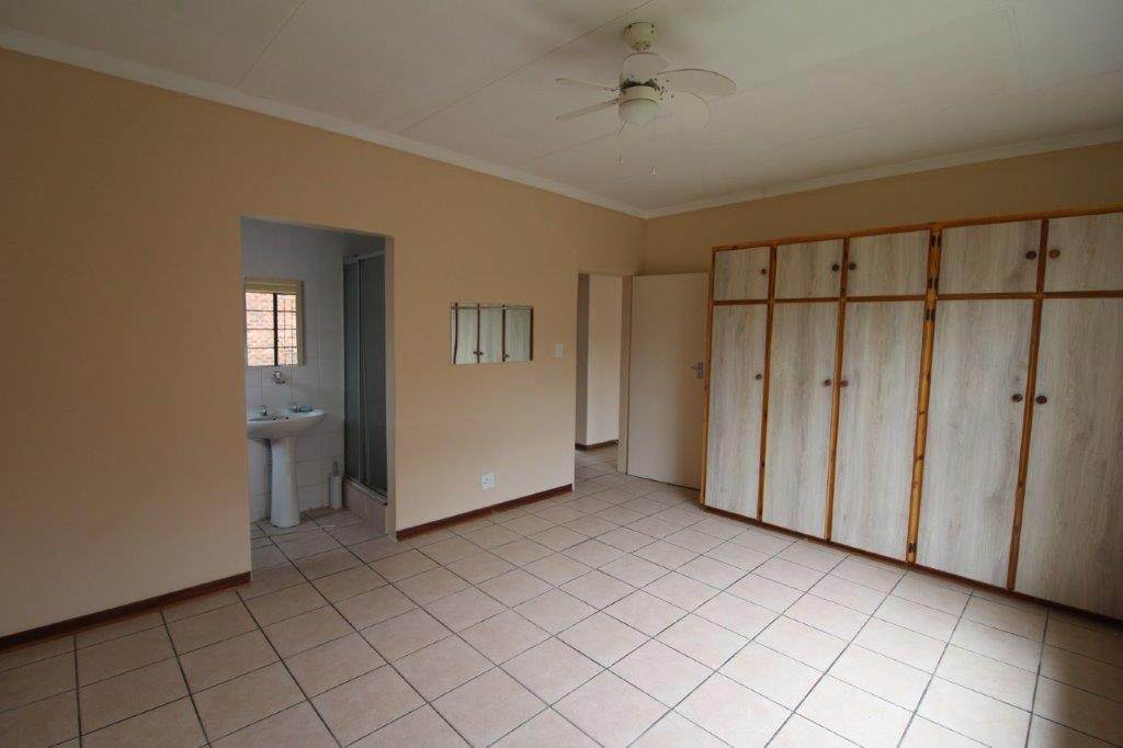 8 Bed House in Modimolle photo number 15