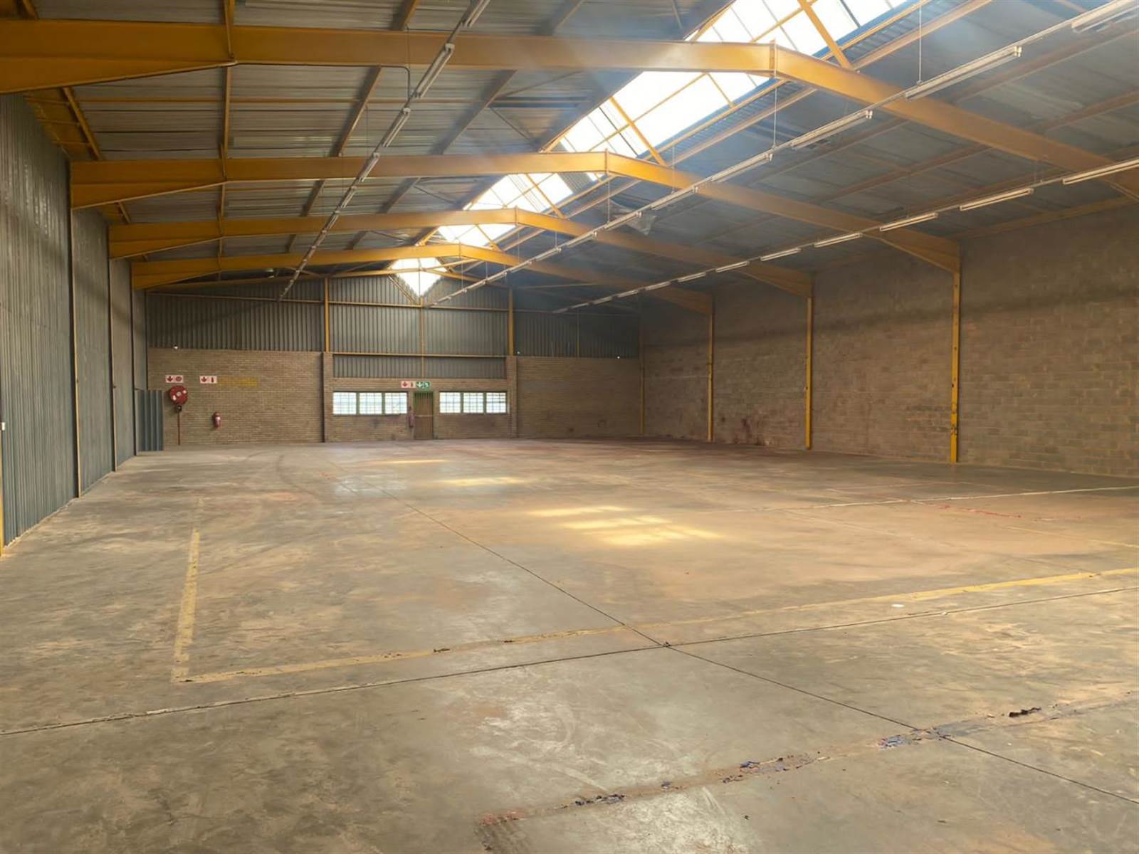 2099  m² Industrial space in Robertville photo number 8