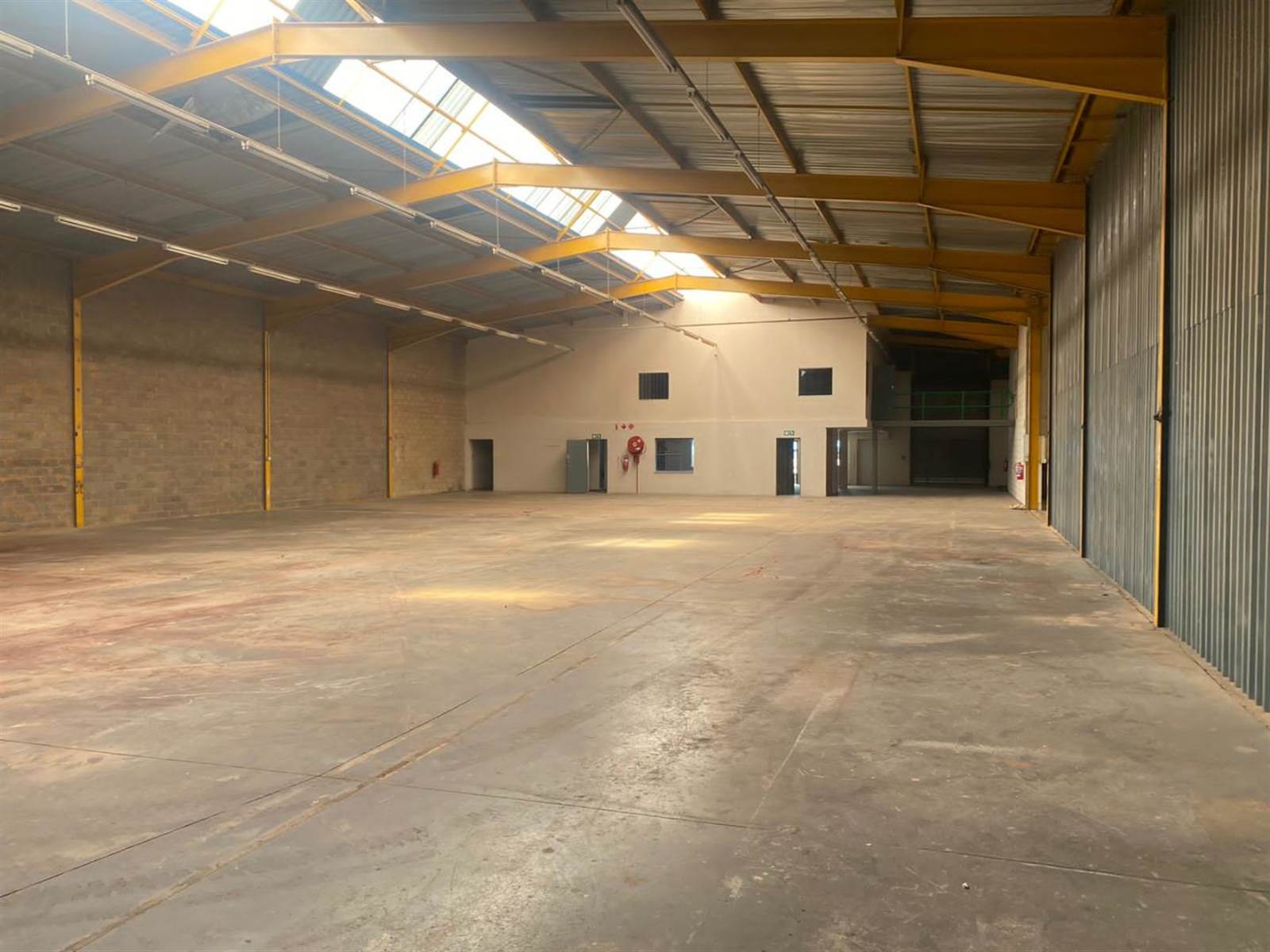 2099  m² Industrial space in Robertville photo number 18