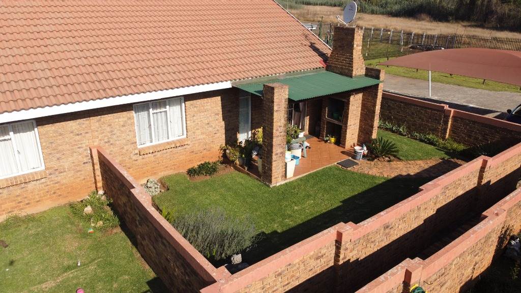 2 Bed Townhouse in Rensburg photo number 9
