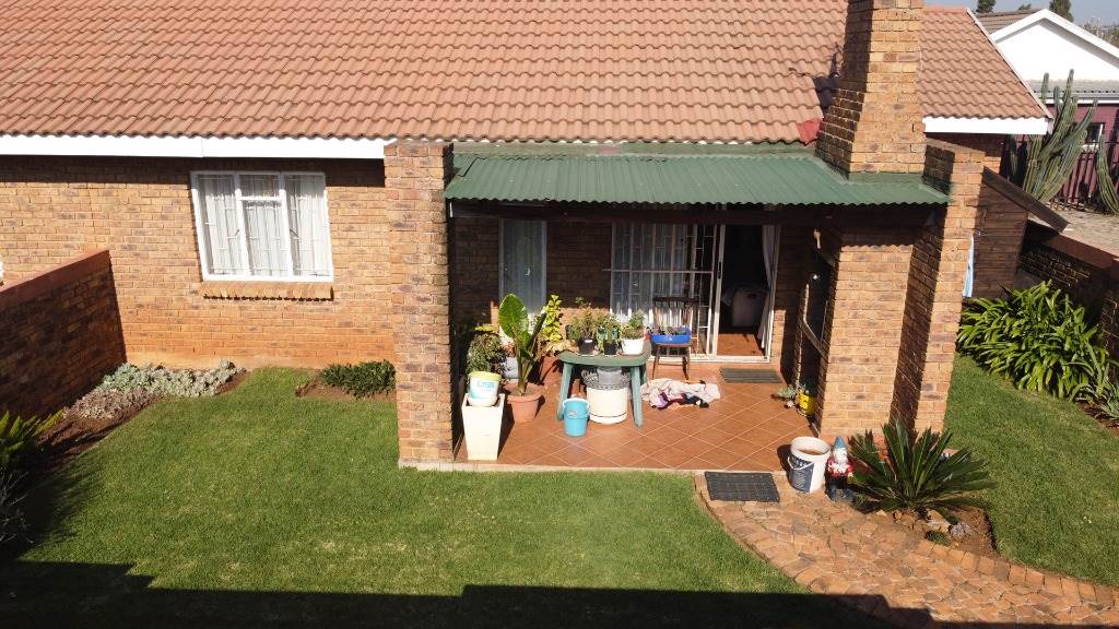 2 Bed Townhouse in Rensburg photo number 13
