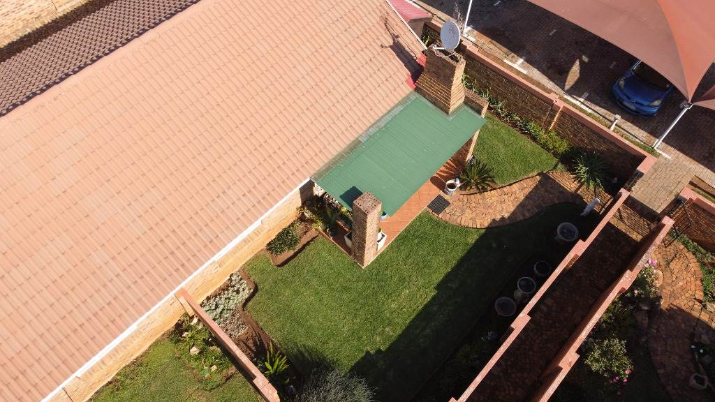 2 Bed Townhouse in Rensburg photo number 10