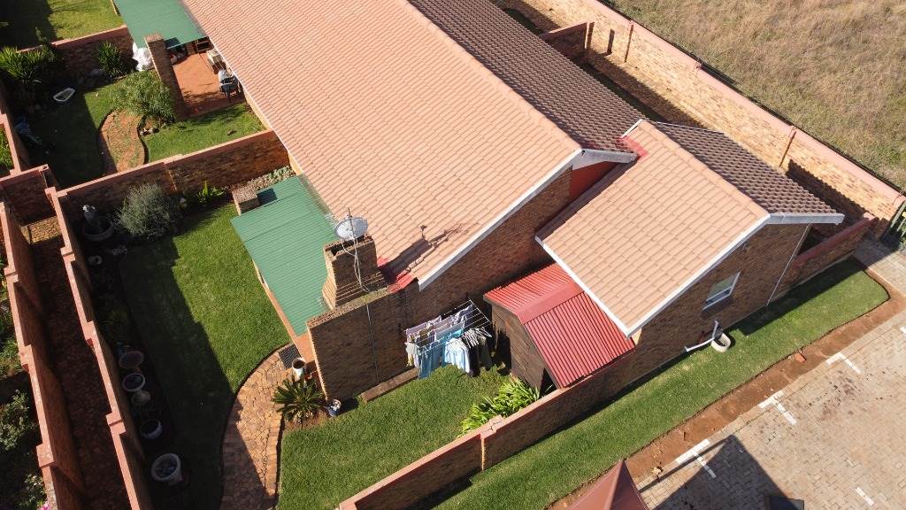 2 Bed Townhouse in Rensburg photo number 14