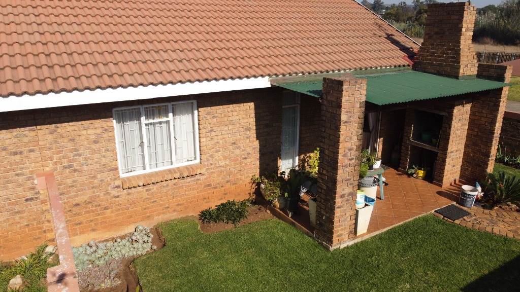 2 Bed Townhouse in Rensburg photo number 15
