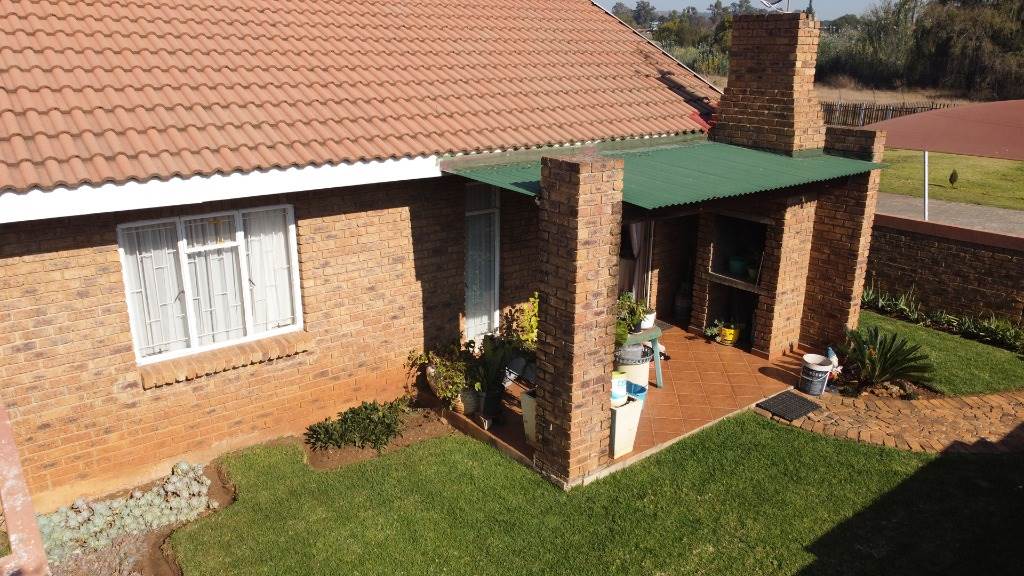 2 Bed Townhouse in Rensburg photo number 11