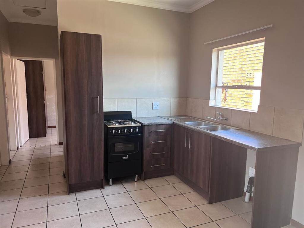 3 Bed Townhouse in Trichardt photo number 4