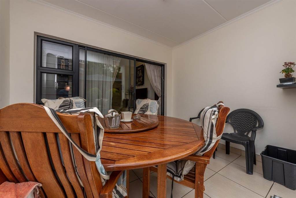 3 Bed Apartment in Olivedale photo number 8