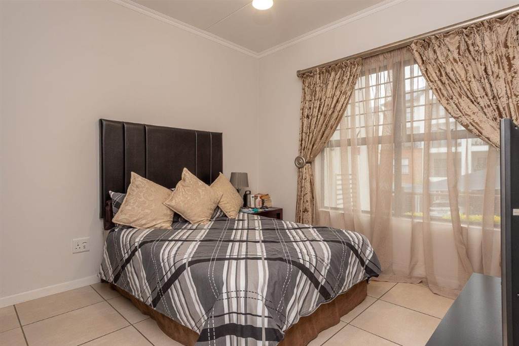3 Bed Apartment in Olivedale photo number 15