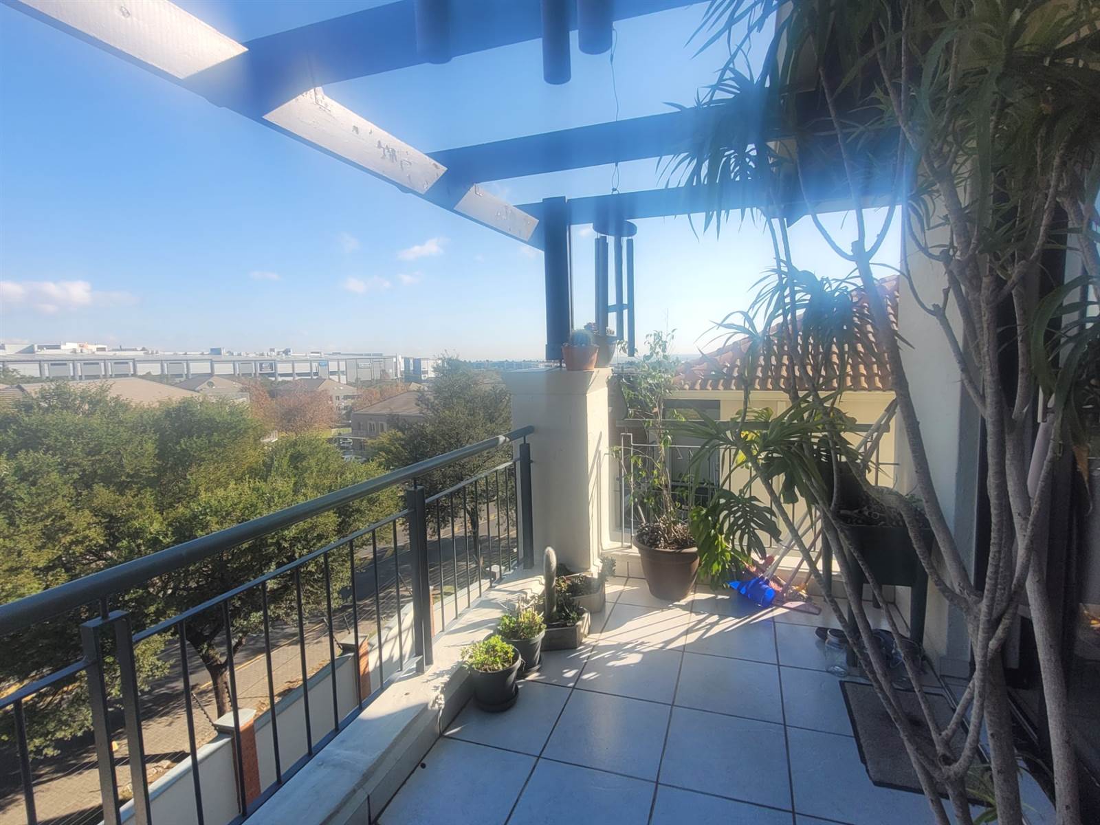 3 Bed Penthouse in Greenstone Hill photo number 4