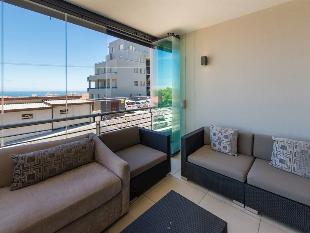 2 Bed Flat in Sea Point photo number 9