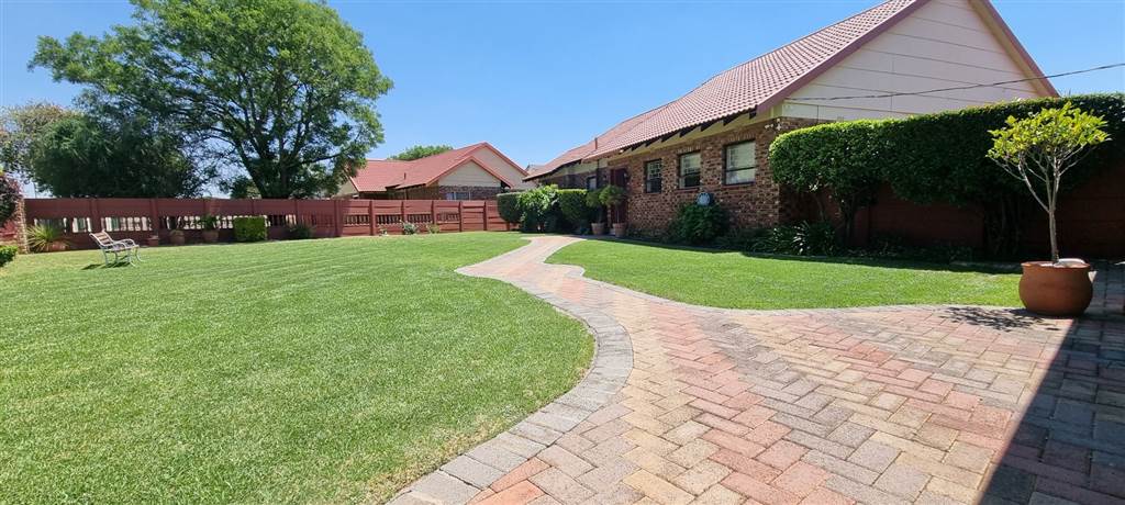 3 Bed House in Jan Cilliers Park photo number 3