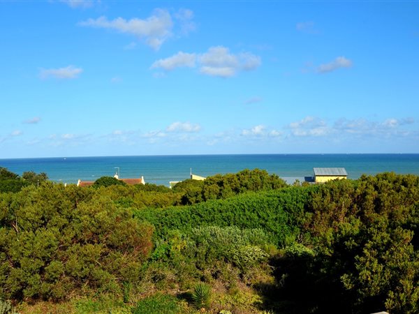 748 m² Land