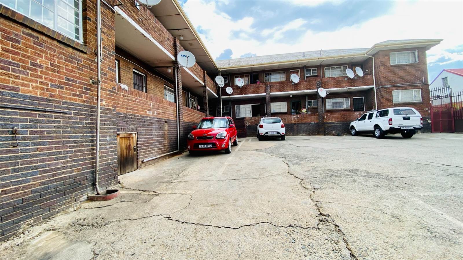 1 Bed Apartment in Rosettenville photo number 3