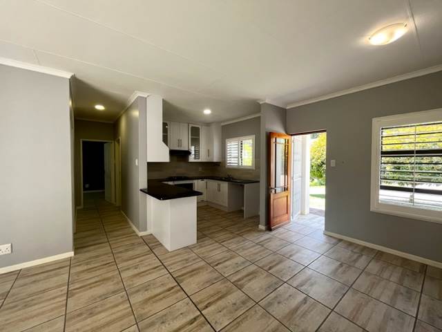 2 Bed Townhouse in Clarens photo number 11