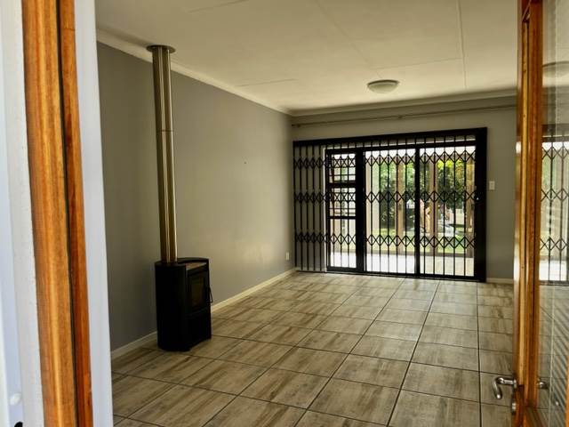 2 Bed Townhouse in Clarens photo number 9