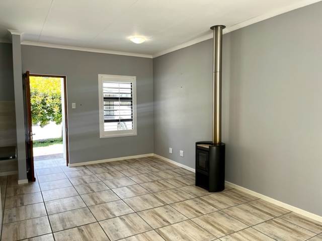 2 Bed Townhouse in Clarens photo number 10