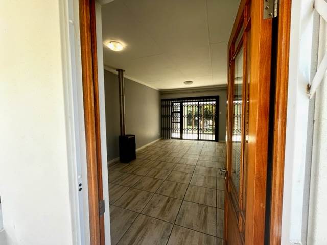 2 Bed Townhouse in Clarens photo number 8