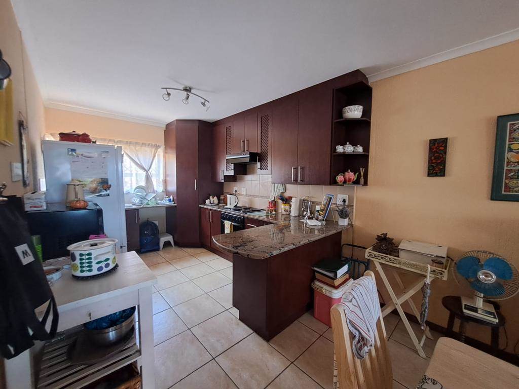 2 Bed Townhouse in Krugersdorp Central photo number 5