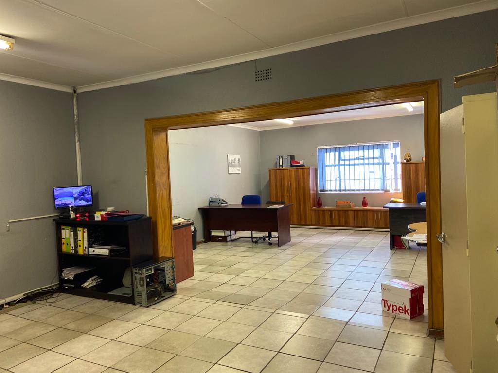 450  m² Commercial space in Klipfontein photo number 2