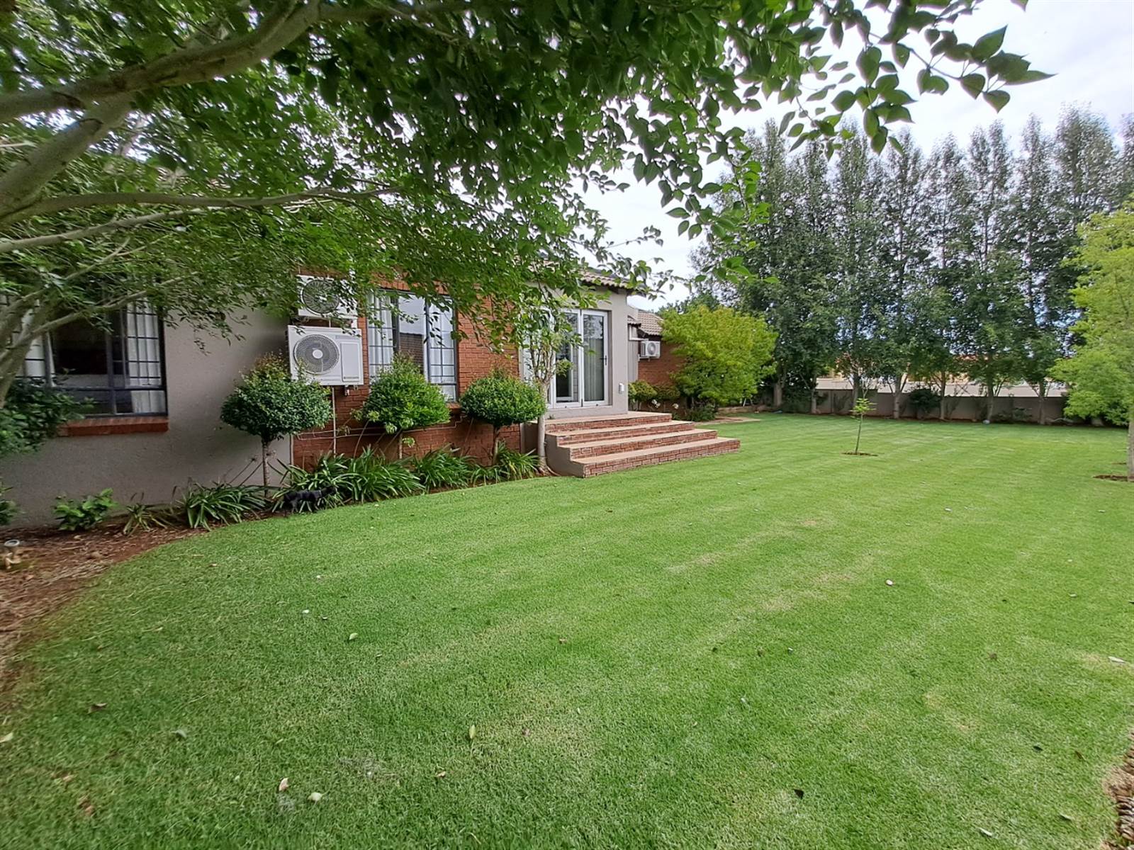 4 Bed Townhouse in Mooikloof Ridge photo number 5
