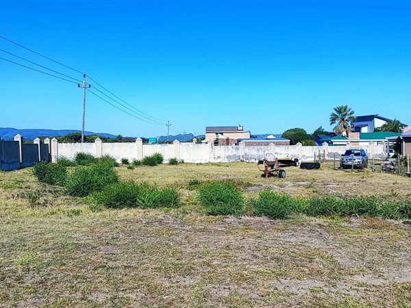 880 m² Land available in Franskraal