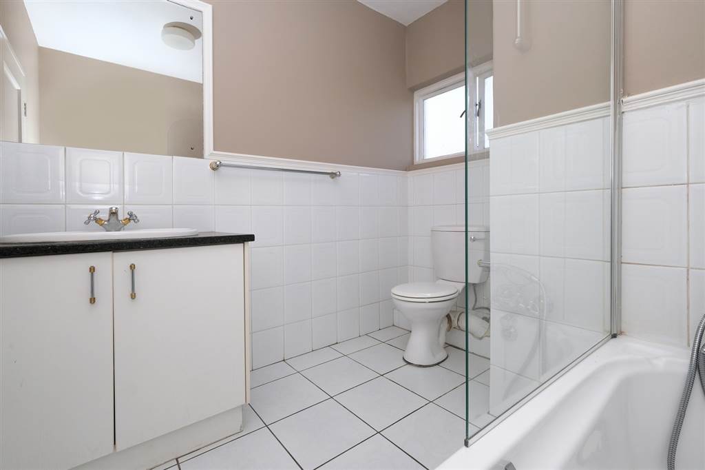 2 Bed Apartment in Sandown photo number 9